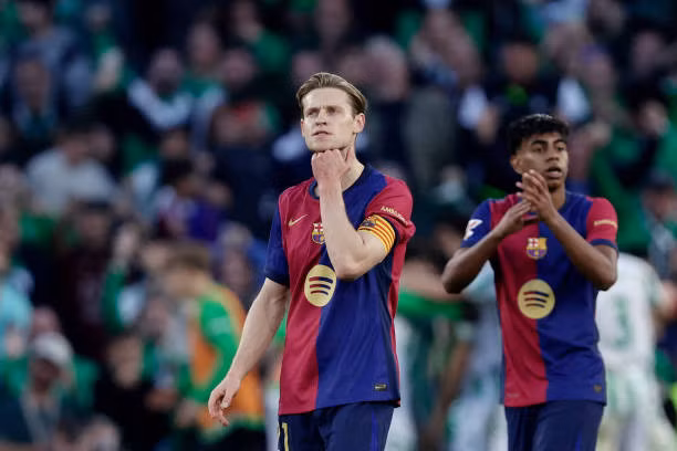 Barca muốn De Jong giảm lương.