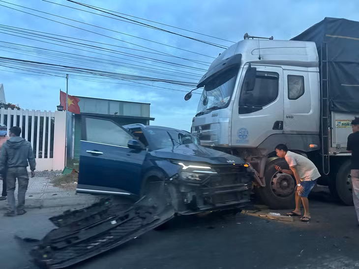 Hiện trường vụ tai nạn giao thông khiến QL1 ách tắc.