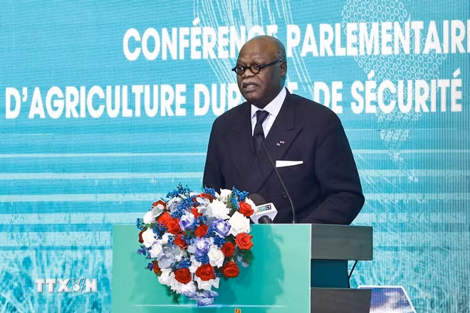 Chủ tịch Liên minh Nghị viện Pháp ngữ, Phó Chủ tịch thứ nhất Quốc hội Cameroon Hilarion Etong phát biểu tại phiên khai mạc diễn đàn. (Ảnh: Doãn Tấn/TTXVN)