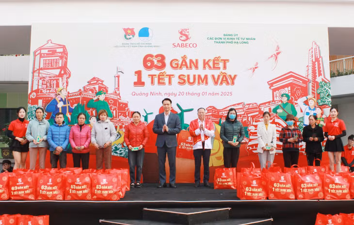 Đồng chí Phạm Hồng Thái, Phó Bí thư Đảng ủy Than Quảng Ninh cùng đại diện lãnh đạo SABECO trao tặng quà tết cho người lao động có hoàn cảnh khó khăn.
