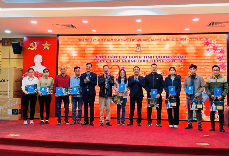 Lãnh đạo LĐLĐ tỉnh và Công đoàn ngành GTVT tặng quà cho CNVCLĐ có hoàn cảnh khó khăn.