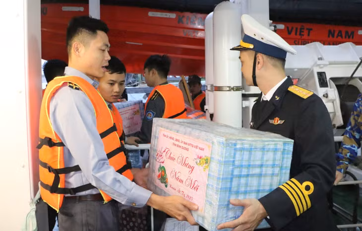 Tất cả quà Tết đều được gói, bọc cẩn thẩn để tránh ướt và hư hỏng.