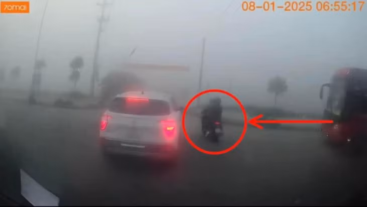 Thời điểm sắp xảy ra va chạm giữa xe khách và xe máy. Ảnh cắt từ camera hành trình, người dân cung cấp