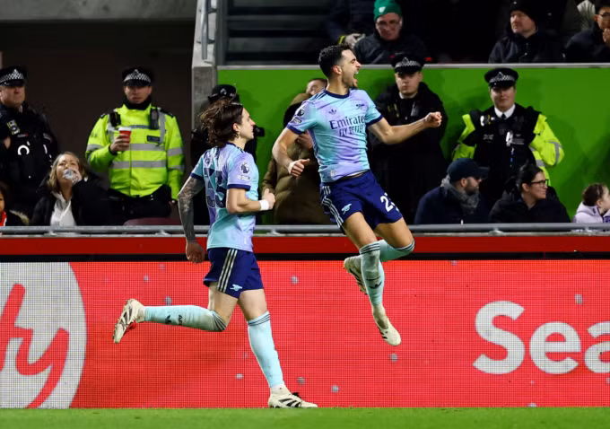 Mikel Merino ăn mừng cùng Riccardo Calafiori trong trận Arsenal thắng Brentford 3-1 ở vòng 19 Ngoại hạng Anh ngày 1/1/2025. Ảnh: Reuters