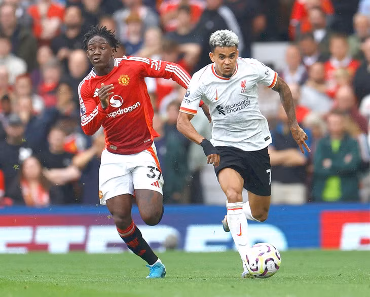 Hiện Man United (trái) hoàn toàn lép vế trước Liverpool - Ảnh: REUTERS