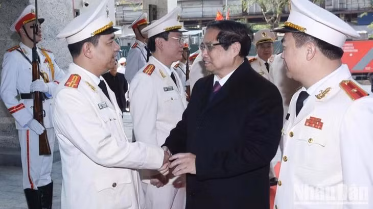 Thủ tướng Phạm Minh Chính tới thăm, động viên Cục An ninh điều tra, Bộ Công an. (Ảnh: TRẦN HẢI)