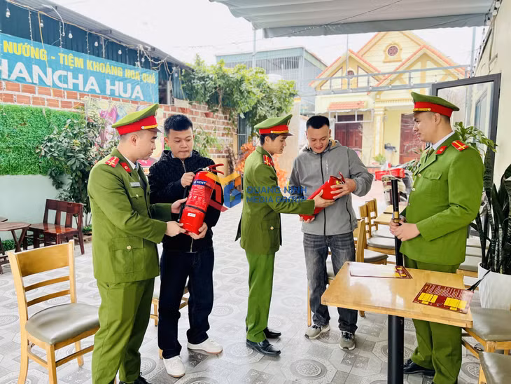 Công an TX Quảng Yên tiến hành đổi bình chữa cháy cho người dân đến giao nộp vũ khí. Ảnh: Hằng Ngần