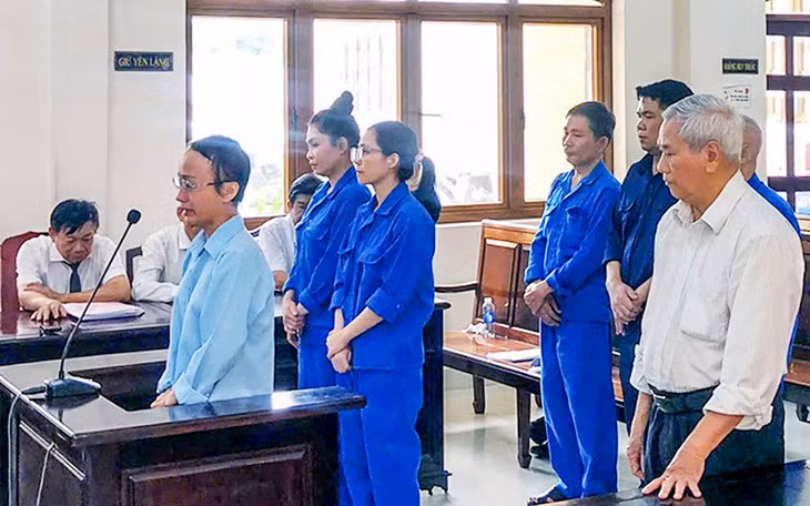 Cựu hiệu trưởng Trường đại học Đồng Nai cùng thuộc cấp tại tòa - Ảnh: A.B