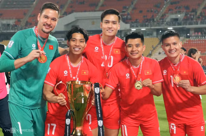 Thủ môn Nguyễn Filip (trái) là cầu thủ Việt kiều duy nhất trong đội hình vô địch ASEAN Cup 2024. Ảnh: Đức Đồng