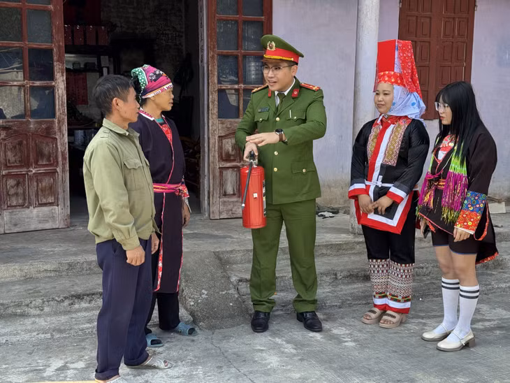 Công an huyện Hải Hà hướng dẫn người dân thôn 4 (xã Quảng Sơn) sử dụng bình chữa cháy xách tay.