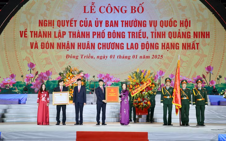 Đồng chí Nguyễn Thị Thanh, Ủy viên Trung ương Đảng, Phó Chủ tịch Quốc hội trao Nghị quyết của Ủy ban Thường vụ Quốc hội về thành lập TP Đông Triều, trực thuộc tỉnh Quảng Ninh cho Đảng bộ, chính quyền và nhân dân TP Đông Triều (1-2025). Ảnh: Minh Hà