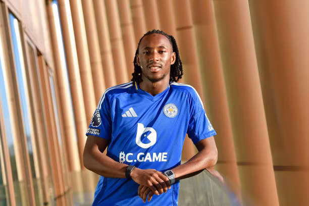 Coulibaly cập bến Leicester.