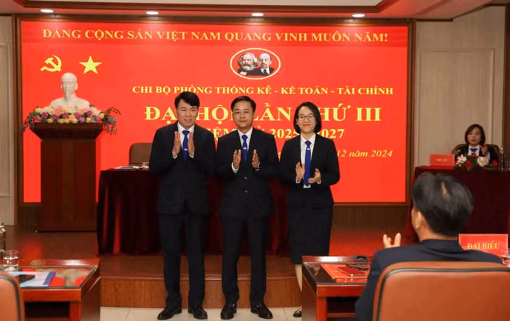 Chi bộ Phòng Thống kê - Kế toán - Tài chính thuộc Đảng bộ Công ty TNHH MTV Môi trường - TKV ra mắt Ban chi ủy khóa mới. Ảnh: Lê Văn Tuấn (CTV)
