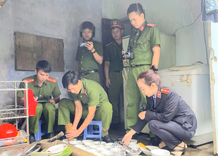 Khám xét nơi Trương Hoàng Vũ xâm phạm chỗ ở của người khác. Ảnh: Viện KSND Phú Yên