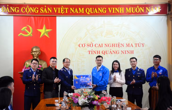 BTV Tỉnh đoàn tặng quà Tết cho cán bộ và học viên Cơ sở cai nghiện tỉnh Quảng Ninh.