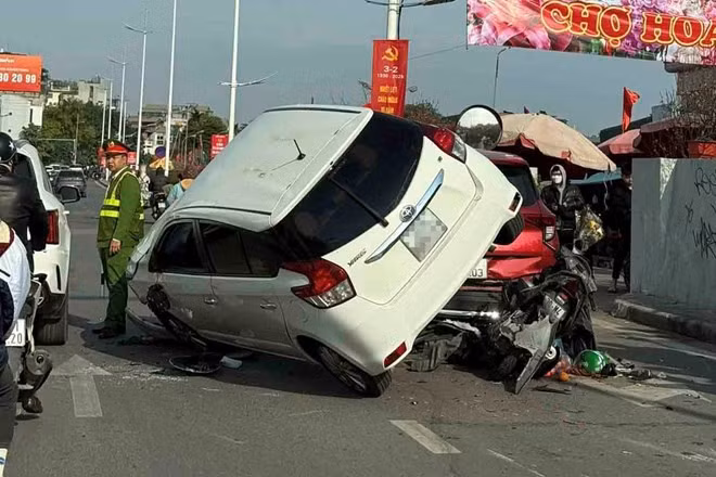 Vụ tai nạn xảy ra trước chợ hoa Quảng An (quận Tây Hồ, Hà Nội). Ảnh: Người dân cung cấp