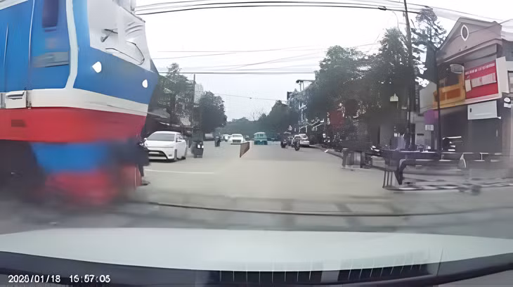 Hình ảnh chậm đóng chắn tàu tại đường ngang ở Huế được camera hành trình của xe ô tô ghi lại.