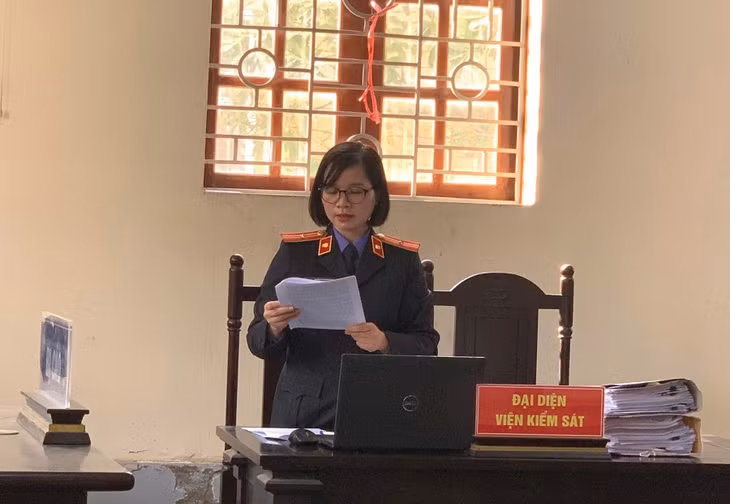 Kiểm sát viên công bố cáo trạng tại phiên tòa. Ảnh: Viện Kiểm sát Nhân dân tỉnh Hải Dương