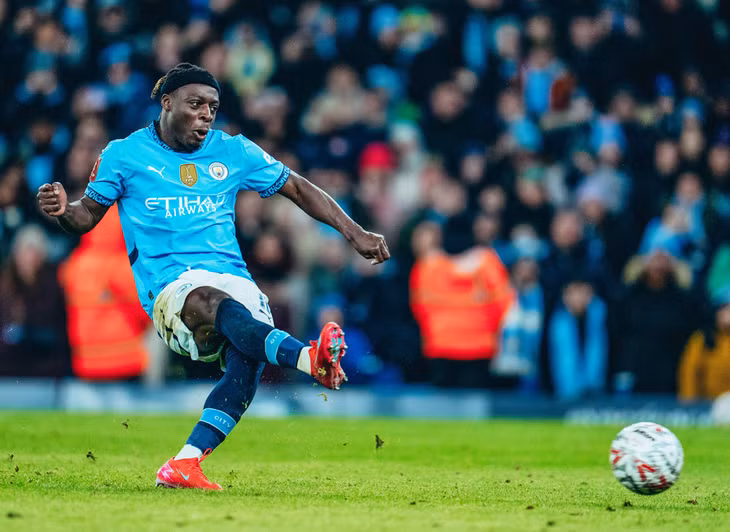 Doku tiếp tục lập công trên chấm penalty - Ảnh: MCFC