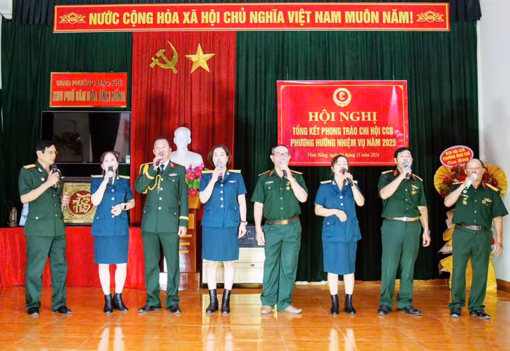 Tiết mục văn nghệ của Chi hội CCB khu Vĩnh Hồng (phường Mạo Khê, TP Đông Triều).