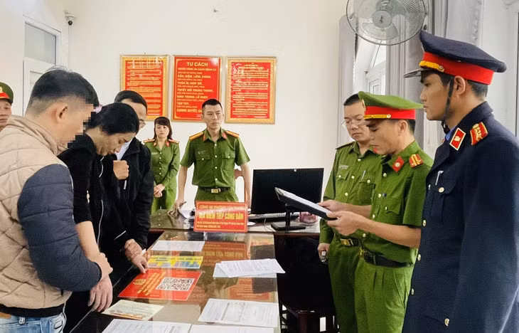 Cơ quan cảnh sát điều tra tống đạt quyết định khởi tố bị can đối với bà Chi - Ảnh: Công an Quảng Nam