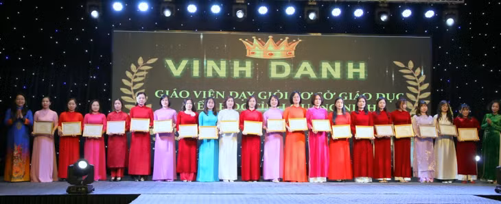 Ban Tổ chức trao chứng nhận danh hiệu Giáo viên dạy giỏi tiểu học cấp tỉnh cho các giáo viên dự hội thi. Ảnh: Minh Hà