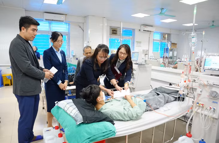 VietinBank phối hợp cùng Tổ công tác xã hội Bệnh viện Bãi Cháy tặng quà Tết cho các bệnh nhân có hoàn cảnh đặc biệt đang điều trị tại bệnh viện.