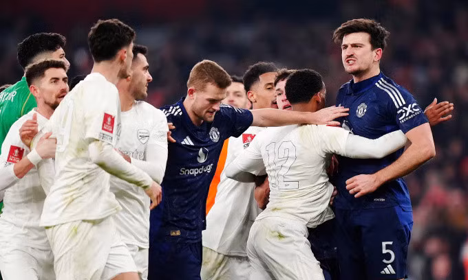 Tình huống xô xát giữa Maguire (phải) và Havertz. Ảnh: PA