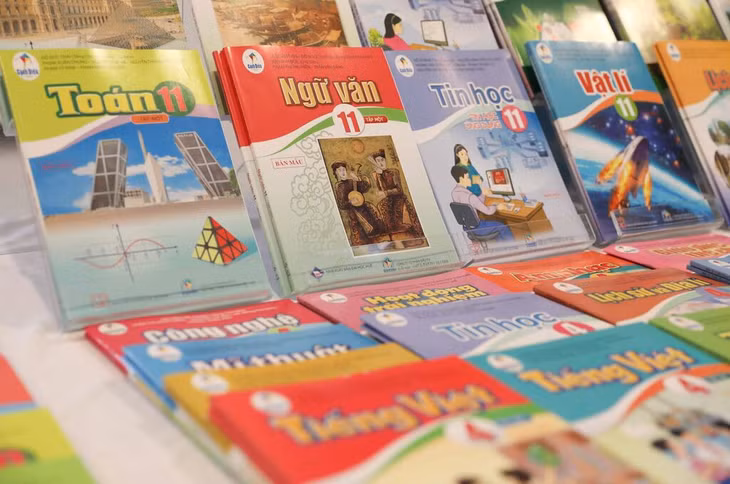 Một bộ sách giáo khoa lớp 11. Ảnh: Thanh Tùng/TTXVN