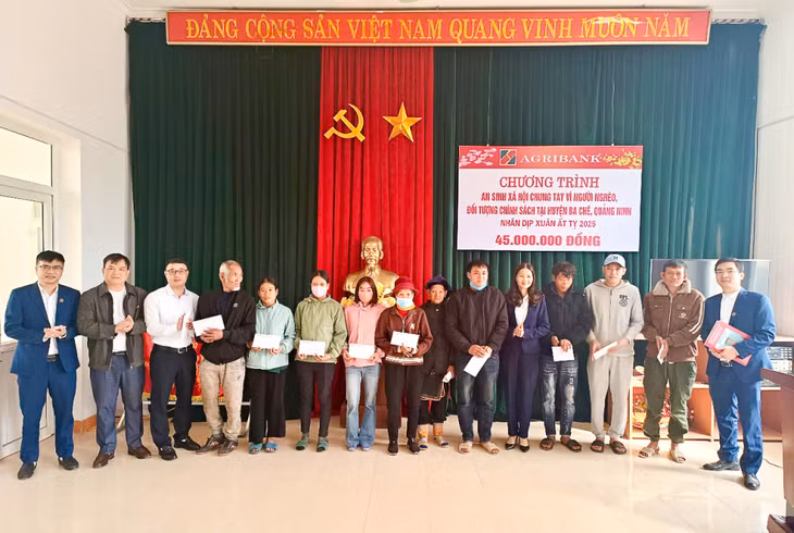 Đại diện Agribank chi nhánh Ba Chẽ trao quà Tết cho các hộ có hoàn cảnh khó khăn trên địa bàn huyện.