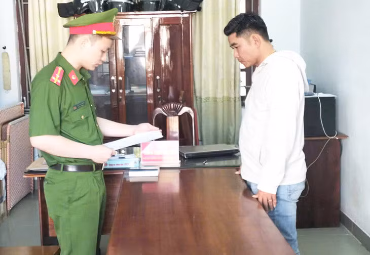 Cơ quan cảnh sát điều tra đọc quyết định khởi tố đối với Nguyễn Đình Kiên - Ảnh: TRANG PHƯƠNG