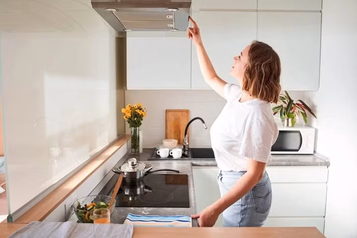 Tại sao khi nấu ăn xong không nên tắt ngay máy hút mùi? (Ảnh: Hauslane)
