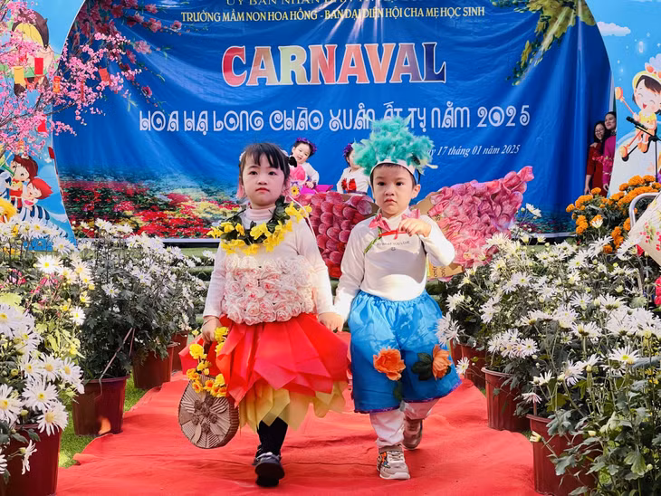 Những bộ sưu tập thời trang được đính kết độc đáo từ hoa tươi và vật liệu tái chế.