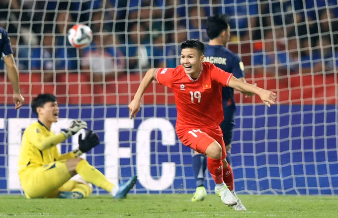 Tiền vệ Nguyễn Quang Hải (áo đỏ) mừng bàn gỡ 2-2 cho Việt Nam, trong trận thắng Thái Lan 3-2 ở lượt về chung kết ASEAN Cup 2024 tại sân Rajamangala hôm 5/1. Ảnh: Đức Đồng