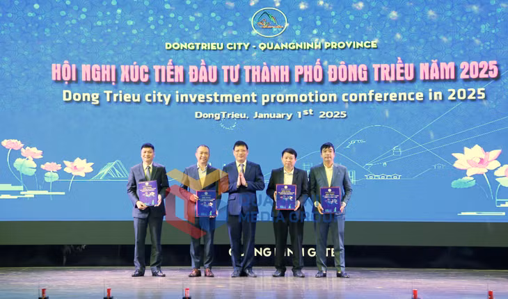 Đồng chí Nghiêm Xuân Cường, Phó Chủ tịch UBND tỉnh trao quyết định chủ trương đầu tư, điều chỉnh chủ trương đầu tư, giao đất, cho thuê đất cho các dự án đầu tư trên địa bàn TP Đông Triều (1-2025). Ảnh: Minh Hà