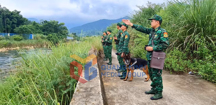 CBCS Đồn Biên phòng cửa khẩu Hoành Mô tuần tra đường biên, cột mốc biên giới (1-2025). Ảnh: PV