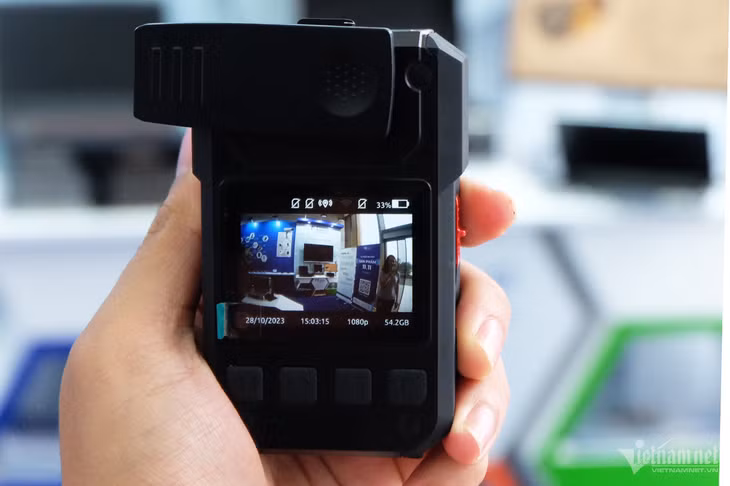 Mặt sau camera thông minh gắn người với phần màn hình để xem lại video. Ảnh: Trọng Đạt