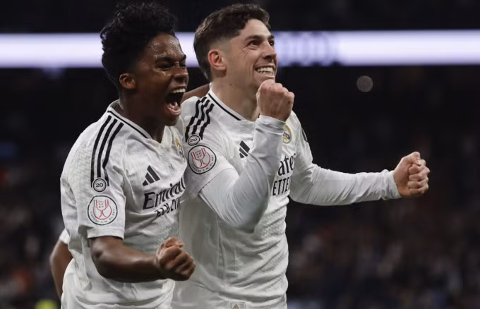 Endrick và Valverde vui mừng sau bàn nâng tỷ số lên 4-2 của Real. Ảnh: EFE