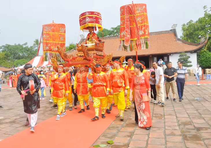 Nghi lễ quan trọng nhất ở Lễ hội Bạch Đằng là nghi thức rước tượng Đức Thánh Trần Hưng Đạo từ đền Trần Hưng Đạo về đình Yên Giang.