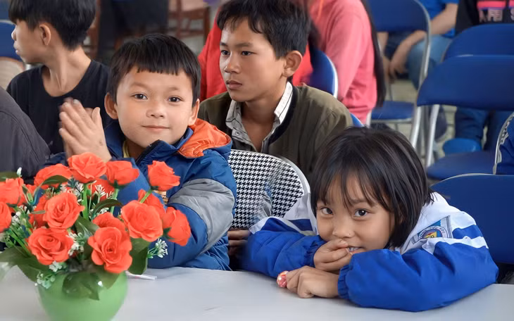 Háo hức những ánh mắt, nụ cười trẻ thơ khi đón nhận tình cảm từ đoàn tình nguyện.