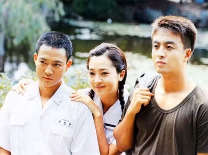 "Mối tình đầu" (First love): 65,8% tỷ lệ người xem (rating)Dự án trọng điểm của KBS gồm 66 tập, ra mắt ngày 7/9/1996, kết thúc 20/4/1997. Suốt tám tháng, tác phẩm tạo "cơn sốt" trong lịch sử truyền hình Hàn, tập cuối lập kỷ lục 65,8%. Theo JoongAng Ilbo: "Trước hơn 10 triệu chiếc tivi, cả nước nín thở theo dõi đoạn kết".Lấy bối cảnh nông thôn nghèo thập niên 1980, phim kể cuộc sống, tình yêu của ba chị em San Ốc (Song Chae Hwan đóng), San Hiếc (Choi Soo Jong) và San U (Bae Yong Joon). Dù khó khăn, họ luôn yêu thương, làm chỗ dựa cho nhau. Họa sĩ nghèo San Hiếc phải lòng tiểu thư Hiếu Kiêng (Lee Seung Yeon) nhưng bị gia đình cô ngăn cản, hãm hại, để rồi thành người tàn tật. Mối tình đầu giữa họ đẹp nhưng nhiều nuối tiếc. Ảnh: KBS
