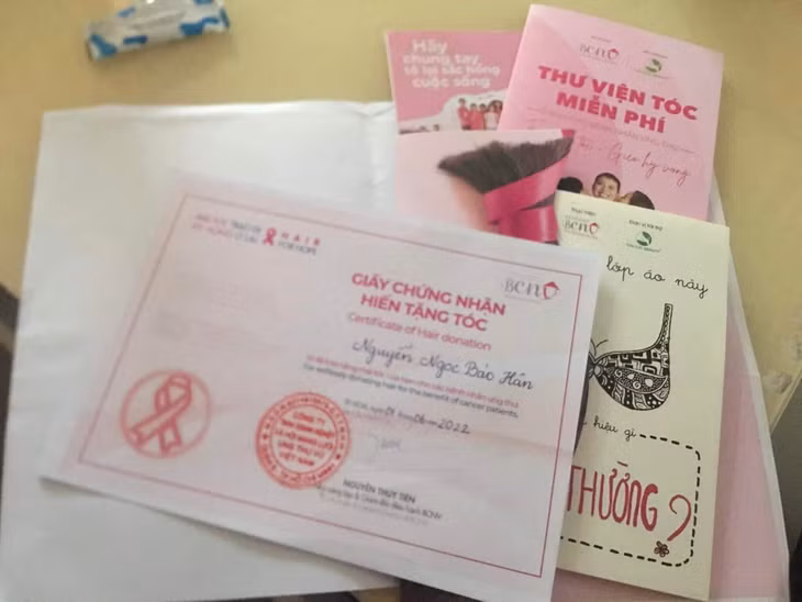 Những chủ nhân của mái tóc hiến tặng sẽ nhận được giấy chứng nhận hiến tặng tóc do Thư viện tóc - Mạng lưới ung thư vú Việt Nam gửi.