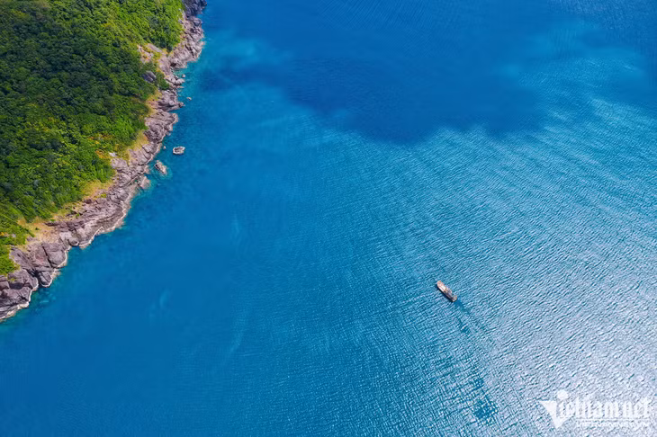 Khí hậu Côn Đảo là sự dung hòa của á xích đạo và hải dương nóng ẩm hình thành nên hai mùa rõ rệt. Mùa khô bắt đầu từ tháng 12 và kéo dài đến tháng 4 năm sau, còn mùa mưa từ tháng 5 đến tháng 11.