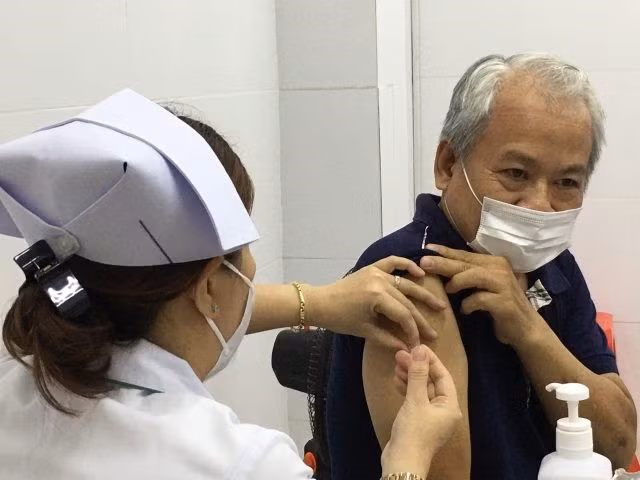 Khoảng 20% bệnh nhân nặng, người cao tuổi điều trị hồi sức chưa tiêm vaccine COVID-19; Tuy nhiên nhiều địa phương vẫn tiêm mũi 3 và 4 thấp, chậm Ảnh: minh hoạ