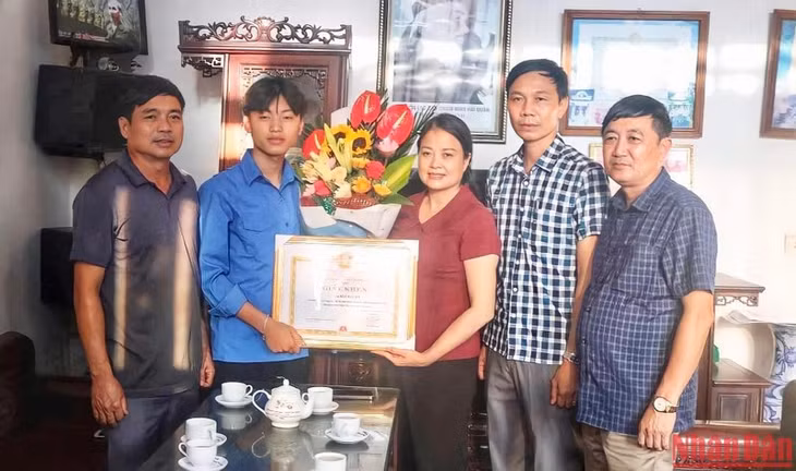Biểu dương hành động cứu người của em Bùi Hải An (thứ hai từ trái sang).