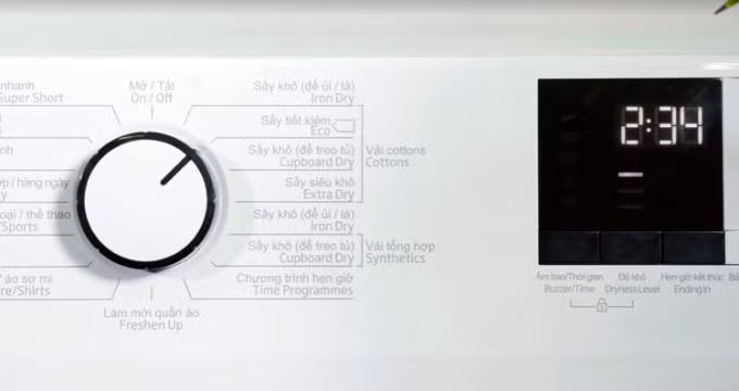 Chọn đúng chế độ với loại vải, tăng độ khô để giảm tình trạng quần áo vẫn ẩm.