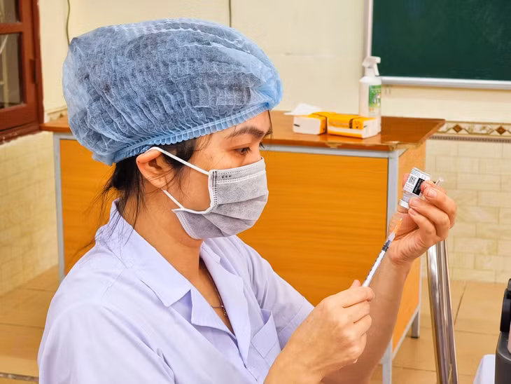 Theo Bộ Y tế, qua đánh giá các ca bệnh COVID-19 nặng và tử vong, có khoảng 35% số ca bệnh chưa tiêm hoặc chưa tiêm đủ vaccine phòng COVID-19, Bộ Y tế đề nghị tăng cường rà soát và triển khai truyền thông và tiêm vaccine cho người dân, đặc biệt là những người thuộc nhóm nguy cơ cao. Ảnh: Trần Minh