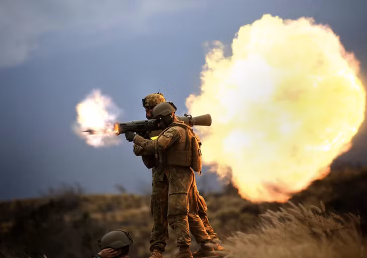 Binh sĩ Australia bắn súng trường không giật Carl Gustaf trong cuộc huấn luyện năm 2014. Mỹ đang cung cấp cho Ukraine 2.000 viên đạn dùng cho loại súng này. Ảnh: Thủy quân lục chiến Mỹ