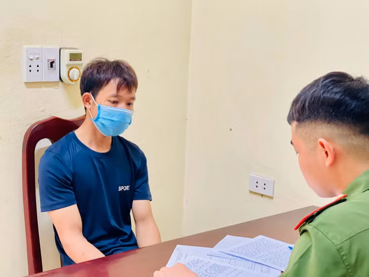 Cán bộ điều tra lấy lời khai của Tăng Văn Nguyên.