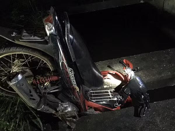 Phần bánh trước xe máy của nạn nhân nằm sụp trên rãnh mương. Ảnh: Thái Bình